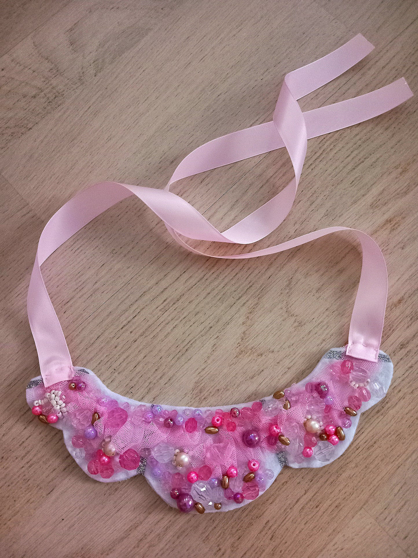 Statement-kaulakoru, eri värejä